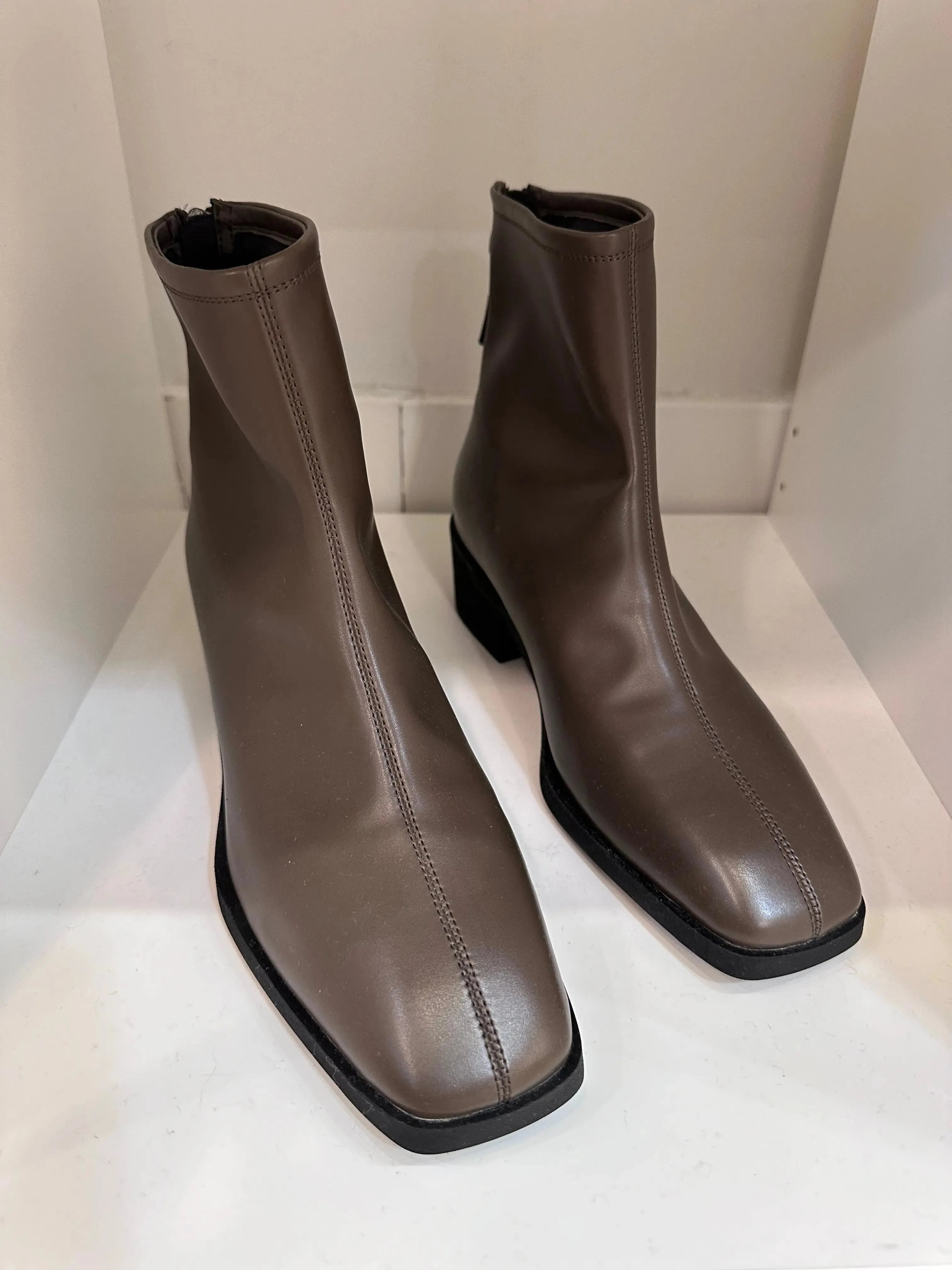 1160 Zip-Up Ankle Boots