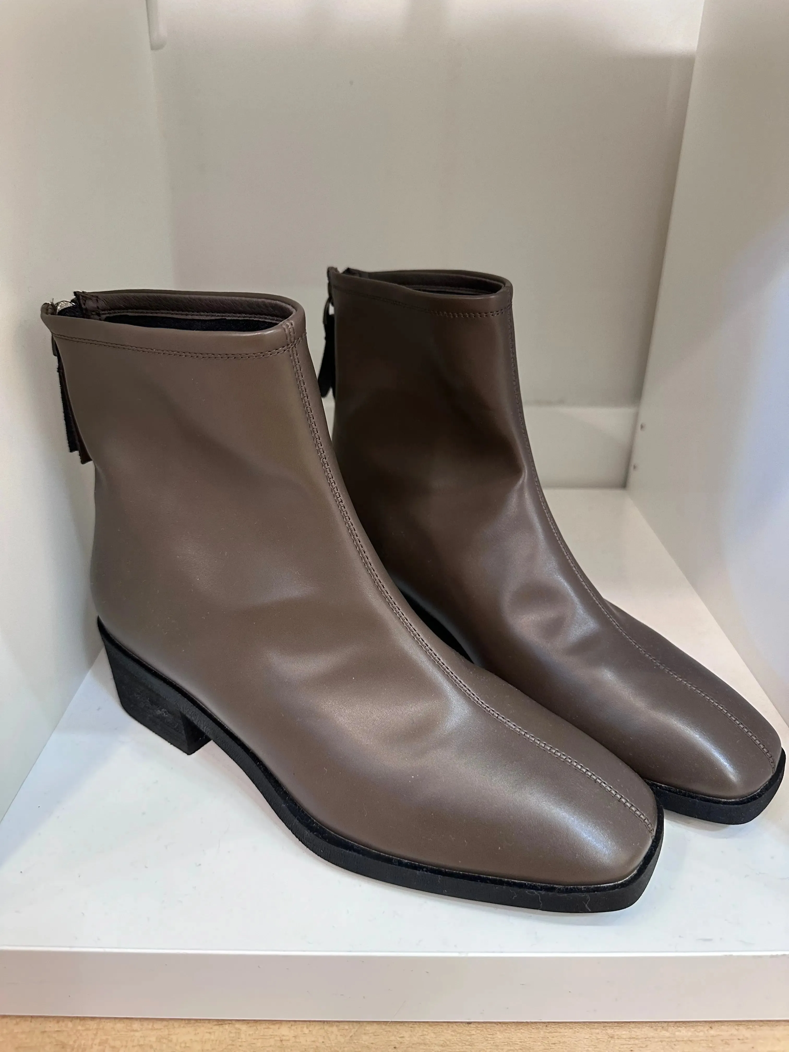 1160 Zip-Up Ankle Boots